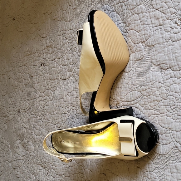 Anne Klein size 10 1/2 beige and black open toe slingback heels - Picture 4 of 4